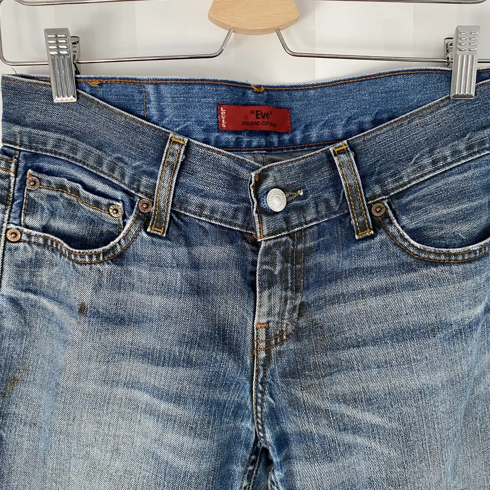 Säljer dom här skit snygga jeansen från Levis då jag tyvärr inte kan ha dom🫶🏼Jeansen har några fläckar💞Storleken är 29/32 priset kan diskuteras. Jeans & Byxor.