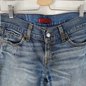 Levis Jeans👖 - Säljer dom här skit snygga jeansen från Levis då jag tyvärr inte kan ha dom🫶🏼Jeansen har några fläckar💞Storleken är 29/32 priset kan diskuteras