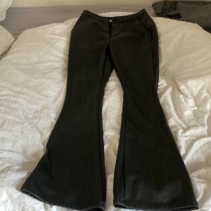 Läderbyxor  - Läderbyxor med bootcut, storlek 30 i petite och jag är 152 cm som referens.