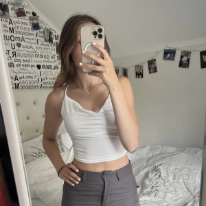 linne - säljer detta superfina linne med öppenrygg! använd endast 1 gång så den är som ny! 