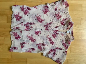Blommig blus/topp - En superfin topp med fina blommor i rosa och rött, den är storlek 46 men är sjölv S och har använt den