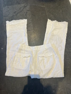 Linnebyxor S! 🤍 - Så söta, köpte begagnat. Passar mig som är 160 och använder s vanligen! 🤍 försten till kvarn