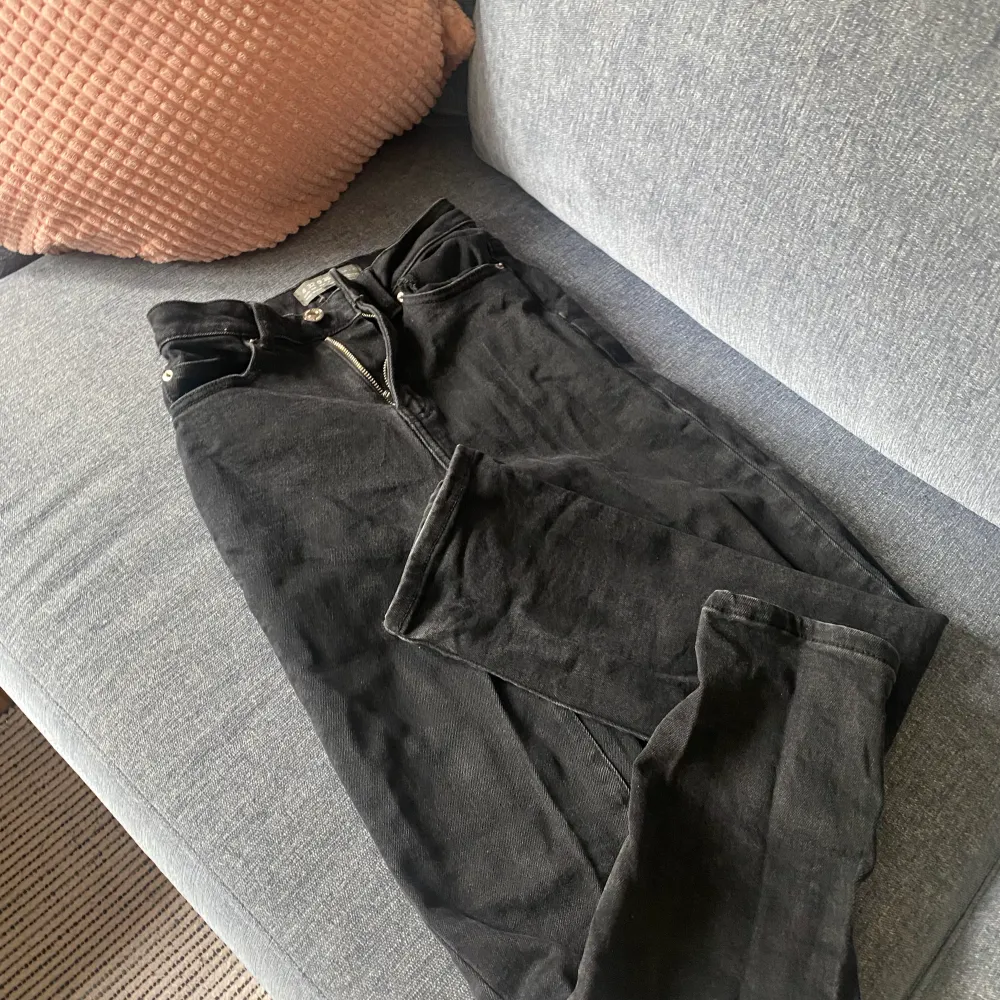 Ett par svarta straight highwaist jeans, använt en gång, fortfarande i skick. . Jeans & Byxor.