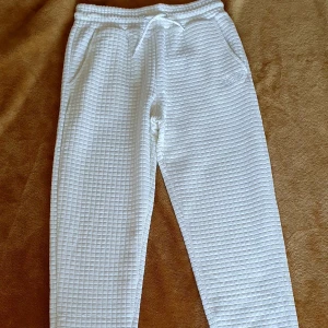 fina vita byxor för 80kr - nya fina byxor med prislapp