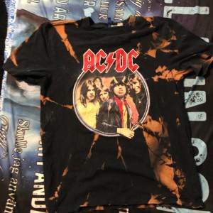 Acdc T-shirt med eget blekt mönster 