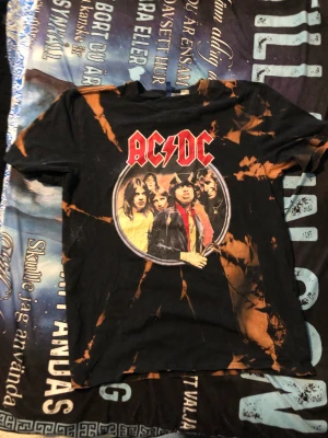 Acdc  - Acdc T-shirt med eget blekt mönster 