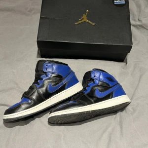 Jordans  - Hej, säljer ett par begangnade Jordans i storlek 38! Dom är väl använda men ändå fina! Färgen heter Black/Hyper Royal- White💙Kartongen medföljer! Om fler bilder önskas är det bara att skriva så fixar jag det! Nypris ca 1500kr