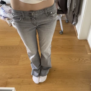 Gråa jeans - Gråa low/mid rise ”Bella” jeans från märket Mavi❤️De är för stora för mig och sitter därför inte jätte bra (Storlek 25/32 men stora i storleken) Nypris ca 650kr 