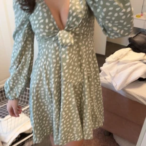 Klänning  - extremt vacker klänning, har vuxit ur den lite och därmed säljer jag den, använd ett fåtal gånger 