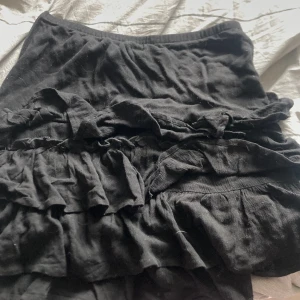 Kjol  - Svart kjol med volanger