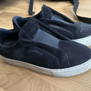 Arigato skor mörkblåa - Här kan du köpa ett par arigatos skor som är mörkblåa.har använt de men inte så jättemycket. 