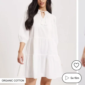 Klänning  - Vit fin klänning från Vero Moda, anvlnd en gång, säljer då jag köpte fel storlek! Pris kan diskuteras, skriv för fler bilder 🫶🏼🫶🏼