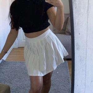 Tenniskjol  - Tenniskjol från Bershka. Använd en gång och inga defekter. Den har kedja och knapp på sidan. Jättefin kommer tyvärr inte till användning. 