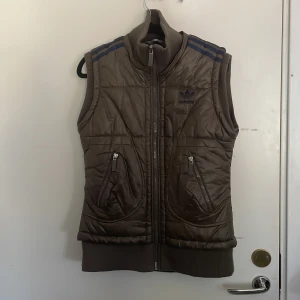 Adidas väst - Militärgrön bäst med mörkblåa detaljer. Vintage väst.