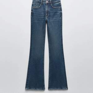 Mörkblåa Långa Jeans från Zara. Nyskick,Aldrig använda. Storlek 36.