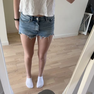 Zara shorts - Säljer dessa zara shorts som tyvärr inte kommit till användning. Medelhög midja.  Storlek 34 Pris 100+frakt