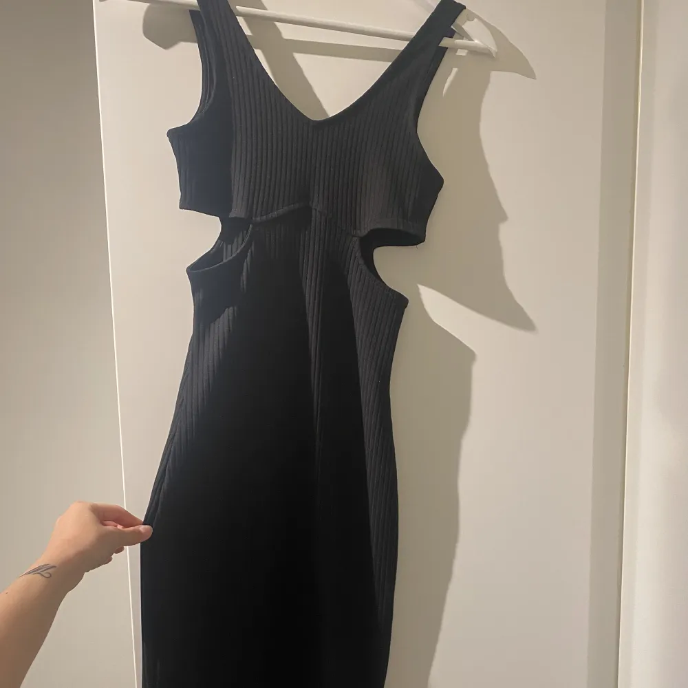 Storlek: XS  Från H&M Tajt lång svart klänning med snygg utskärning i midjan!  Aldrig använd. . Klänningar.