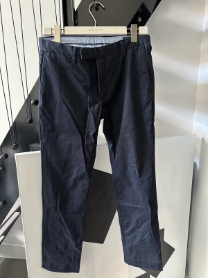 Polo Ralph Lauren Chinos Newport Navy 30/30 - Chinos från Ralph Lauren i färgen Newport Navy. Slim fit stretch. Oanvända. Nypris 1500:-