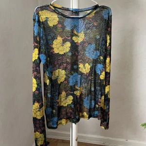 Zara tröja - Långärmad genomskinlig tröja från zara i super fint glittrigt tyg. Storlek L, super fin att knyta eller stoppa in lite i byxan. Sista bilden är bara en bit tråd som gått upp, inte trasig.💙