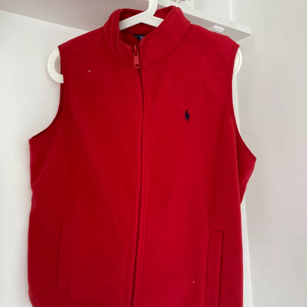 Röd vår/sommarjacka med tillhörande fleece-väst i storlek L16/18 (perfekt för ungdom 10-15 år längd ca 160 cm). Mycket fint skick. Jackor.