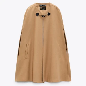 Cape - Camelfärgad cape från Zarai xs. Oversized, så passar även S och M. Perfekt för våren och sommaren. Aldrig använt. Ord pris 1195kr