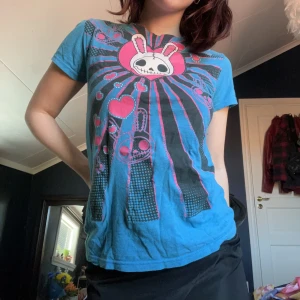 Cool emo topp - Jätte söt blå topp med rosa, svarta och vita detaljer med kanin på. Bra skick
