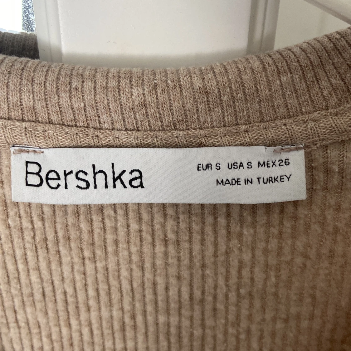 Beige klänning med krage - 90