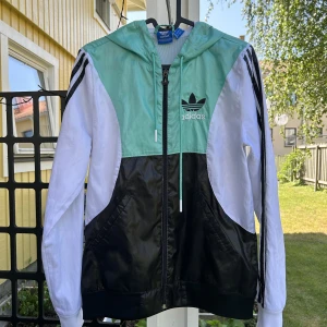 Adidas jacka  - Vindjacka/träningsjacka från Adidas stl 34, toppskick. Rök och djurfritt hem, hämtas på Herrhagen i Karlstad eller skickas mot frakt. 