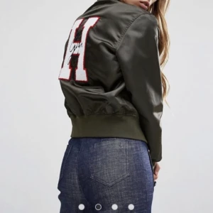 Tommy Hilfiger jacka  - Tommy Hilfiger x Gigi Hadid bomber jacket  Köpt för 4000kr Size S Andvänd Max 3 gånger