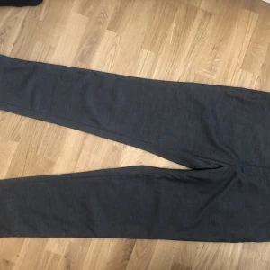 Chinos byxor grå - Skick 9/10 använda en avslutning. Riktigt stiliga ny pris cirka 700