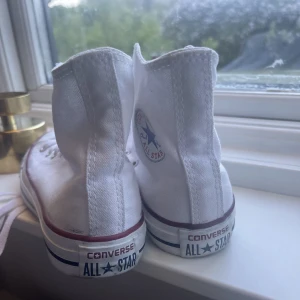 Converse  - Vita Converse i jätte bra skick då de nästan är oanvända. Säljer för bra pris🤩 Pris kan diskuteras vid snabb affär.