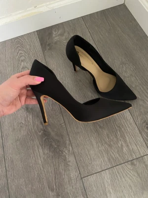 Svarta pumps - Mycket bra skick  Hämtas i Jakobsberg 