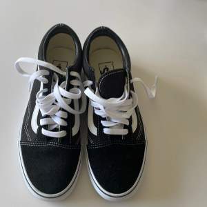 Svarta Vans skor som är helt oanvända, med vita snören, riktigt heta 🔥 