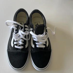 Vans skor - Svarta Vans skor som är helt oanvända, med vita snören, riktigt heta 🔥 