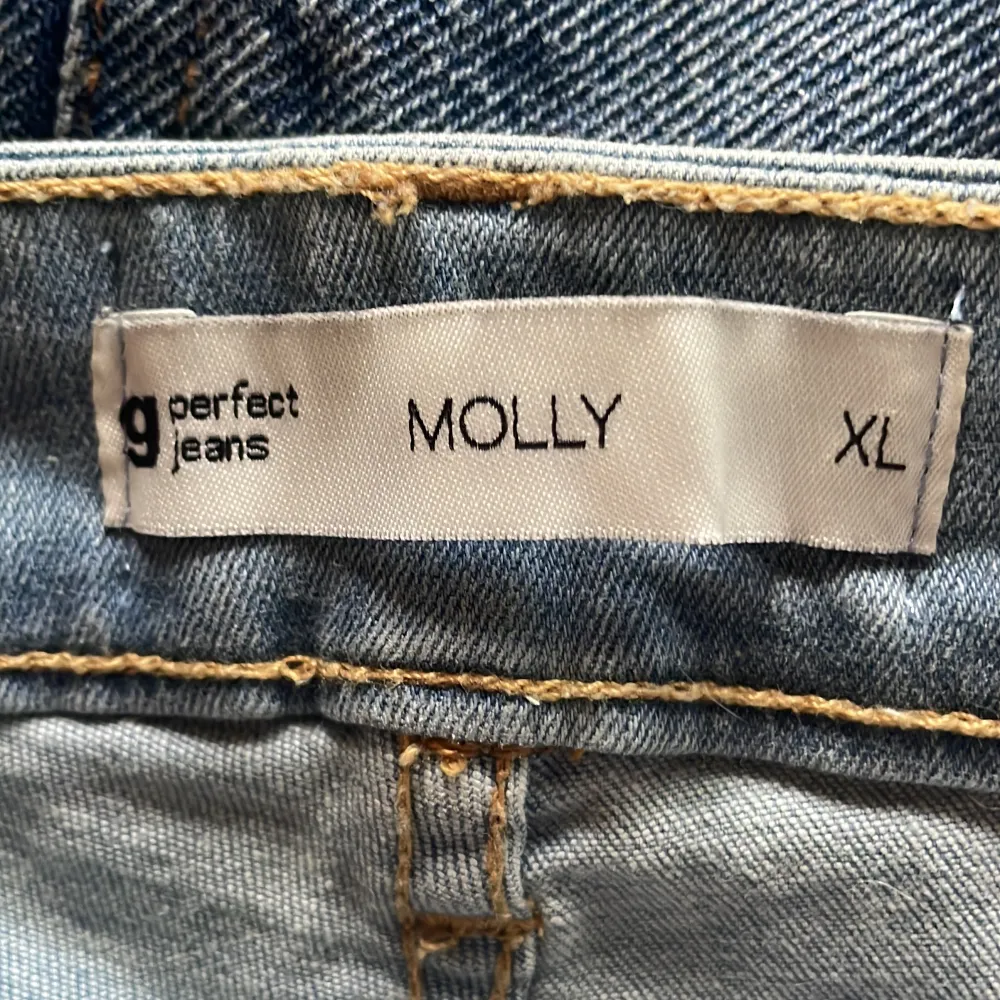 Jeansshorts i stretchigt material. Modell Molly från Gina tricot. För små för mig så helt oanvända enbart provade. XL. Shorts.