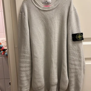 Stone island stickad tröja  - Hej, jag säljer nu min Stone Island tröja som är i storlek M men passar även S. Jag säljer den eftersom jag då håller på byta stil och den passar inte riktigt in i garderoben! Äkthetsbevis finns!