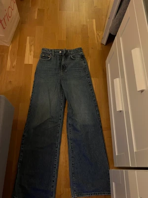 Jeans  - Säljer blå lite större jenas. Säljer pga att det inte riktigt är min stil. Använt 1 gång så det är som ny och därav priset. 
