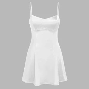 Satin klänning  - Tyvärr är den för stor för mig (passar s) Helt oanvänd, lappen sitter kvar Ord pris 200kr 