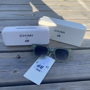 Chimi x hm - Säljer ett par feta chimi 04 solglajor eftersom de inte används. De säljs inte längre och är svåra att få tag på. De är helt nya och tagsen är kvar. Allt original ingår. Kan tänka mig ta emot byten också🙌🙌