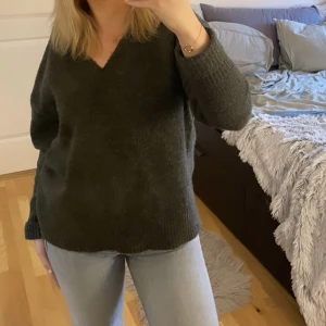 Stickad  - Stickad tröja, så så skön🩶 är i nyskick 