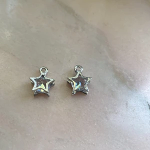 Örhängen/halsband - 💗säljer stjärnhalsband med diamanter i, kan göra örhängen också!💗