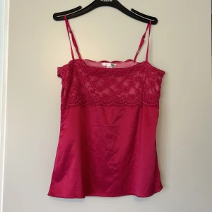 Rosa spets topp - Rosa topp i satin med spets, storlek M💞🤩 sjukt snygg men är tyvärr för liten för mig.. 