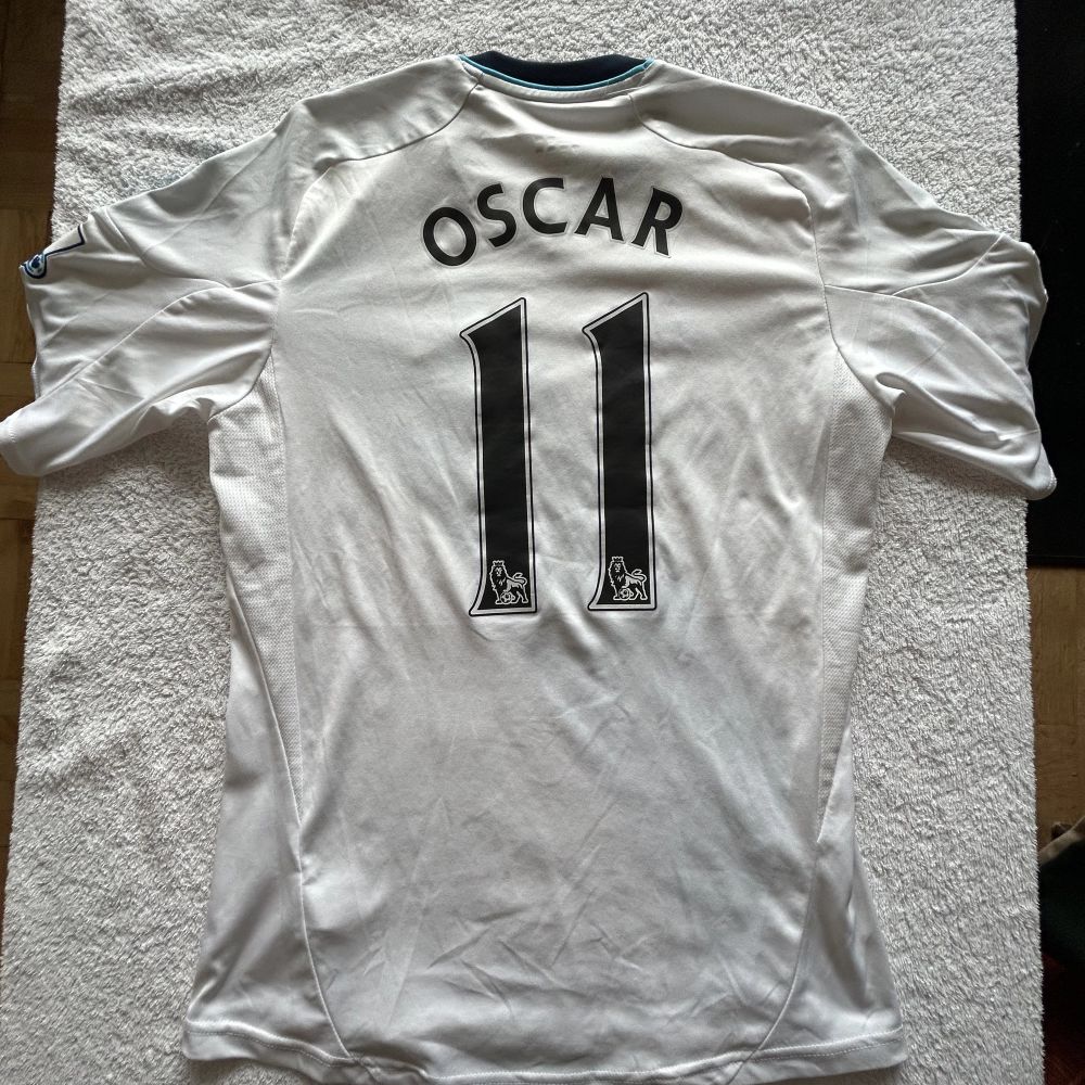 Chelseas bortatröja från 2012/2013 säsongen med hjälten Oscar på ryggen.  Storlek: S/M Skick: 8/10. T-shirts.