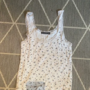 brandy melville linne  - blommigt linne från brandy melville. inga defekter och nästan aldrig använt. säljer för de inte är min stil längre. 