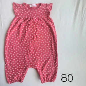 Kortärmad onesie 🐞🐞 - En kortärmad onesie med nyckelpigor 🐞❤ knäppning i grenen. Använt skick. 