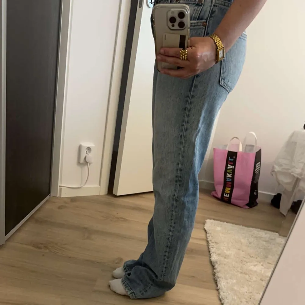 säljer mina mid rise straight leg jeans från zara 🙏🏼har använt några gånger men är lika bra skick som i början 🩷. Jeans & Byxor.