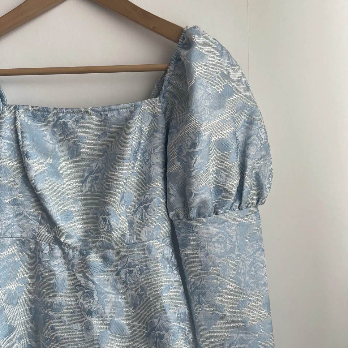 Blå fin klänning med puffärmar  - 91