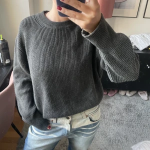 Tröja  - Grå stickad tröja från zara. Använd fåtal gånger