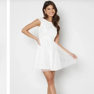 Vit klänning  - Säljer en vit klänning ifrån bubbleroom i storlek 36. Använd en gång, nyskick. Nypris 699 kr, säljer för 350 kr + frakt (pris går att diskutera💕)