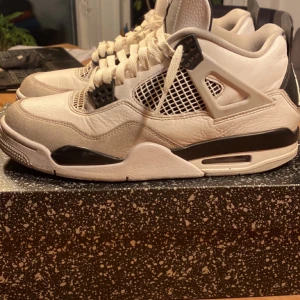 jordan 4 military black  - säljer jordan 4 military black i storlek 43 då de inte kommer till användning.  Skicket är runt 7/10 skulle jag säga.  säljer för 2000 men kan gå ner lite vid snabb affär. 